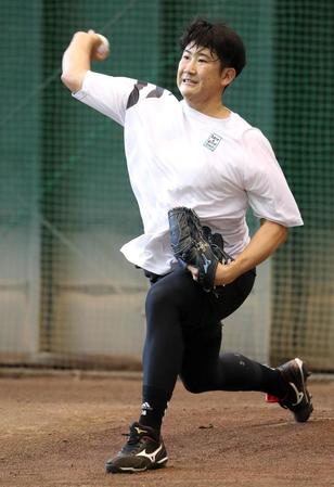 ブルペン入りし４２球、投じた巨人・菅野（球団提供）