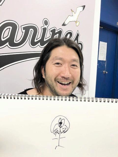 ファンのリクエストに応えて描いたドラえもんを披露する石川（球団提供） 