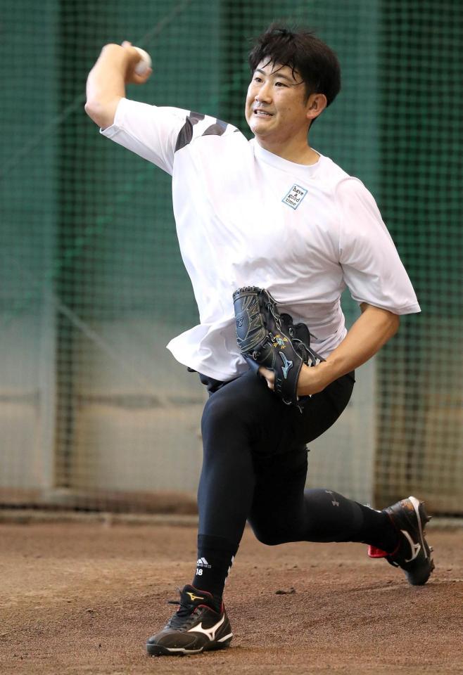 ブルペン入りし４２球、投じた巨人・菅野（球団提供）