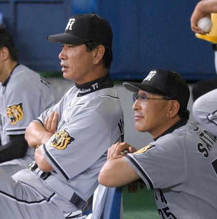 　阪神時代の星野監督（左）と佐藤投手コーチ＝０３年７月