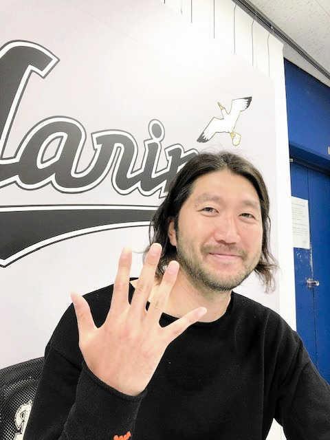 　球団公式インスタグラムで公募した質問に答えた石川（球団提供）