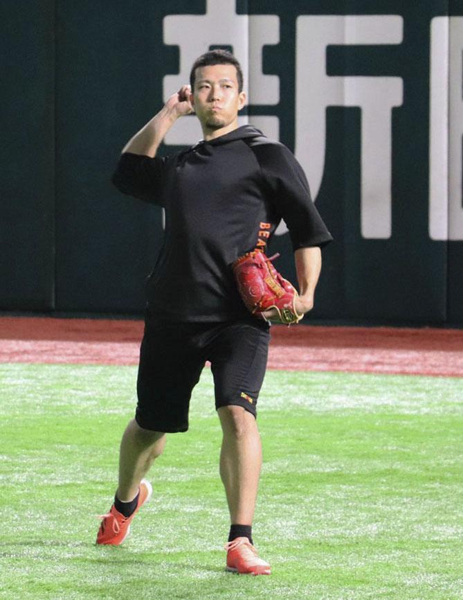 　自主練習でキャッチボールをするソフトバンク・千賀＝ペイペイドーム（球団提供）