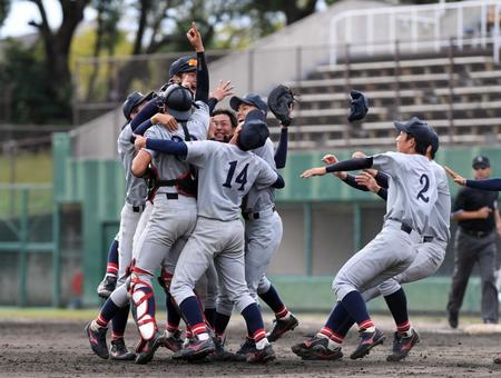 　昨年の関西学生野球秋季リーグ戦は関大が近大を破り優勝を決めた＝１９年１０月１２日、わかさスタジアム京都