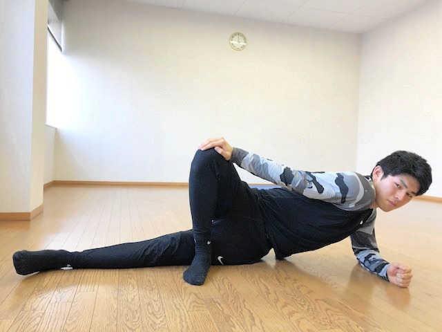 　ストレッチを実演する佐々木朗（球団提供）