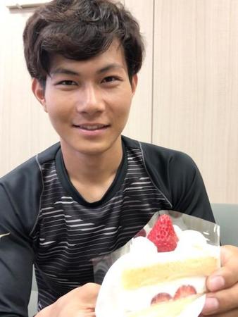 ２０歳の誕生日を迎えた藤原（球団提供）