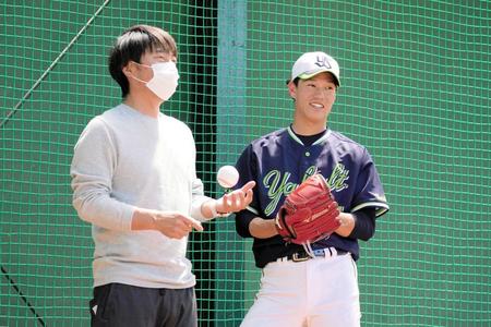 　ピッチングを終え、高津監督（左）と話す高橋（球団提供）