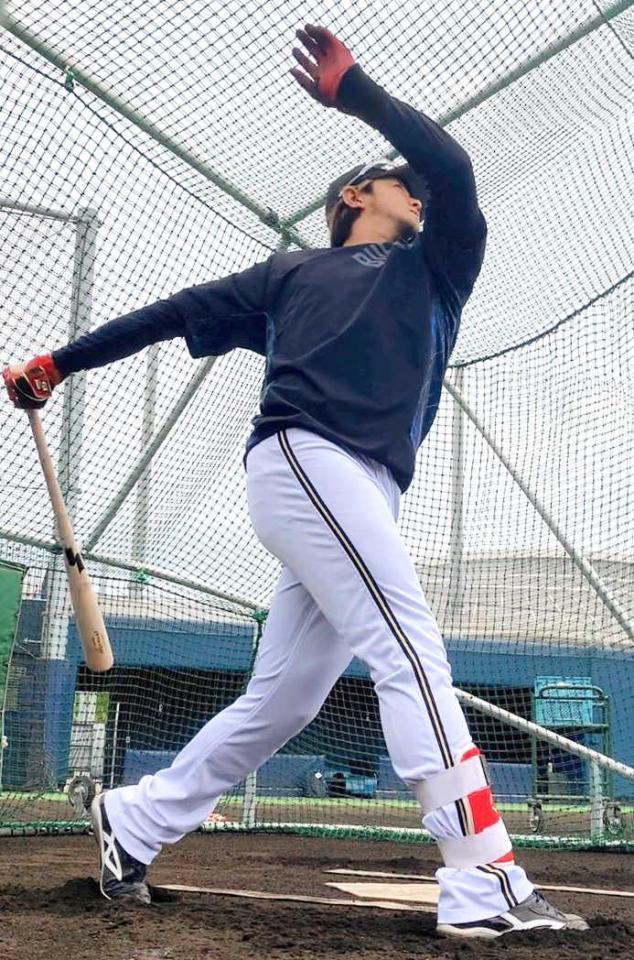 　オセアンＢＳでフリー打撃を行う小田（球団提供）