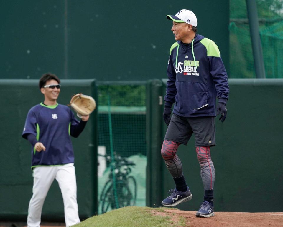 　嶋（左奥）らの自主練習を視察する池山２軍監督（球団提供）