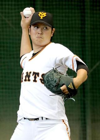 　ブルペン入りした巨人・宮国（球団提供）