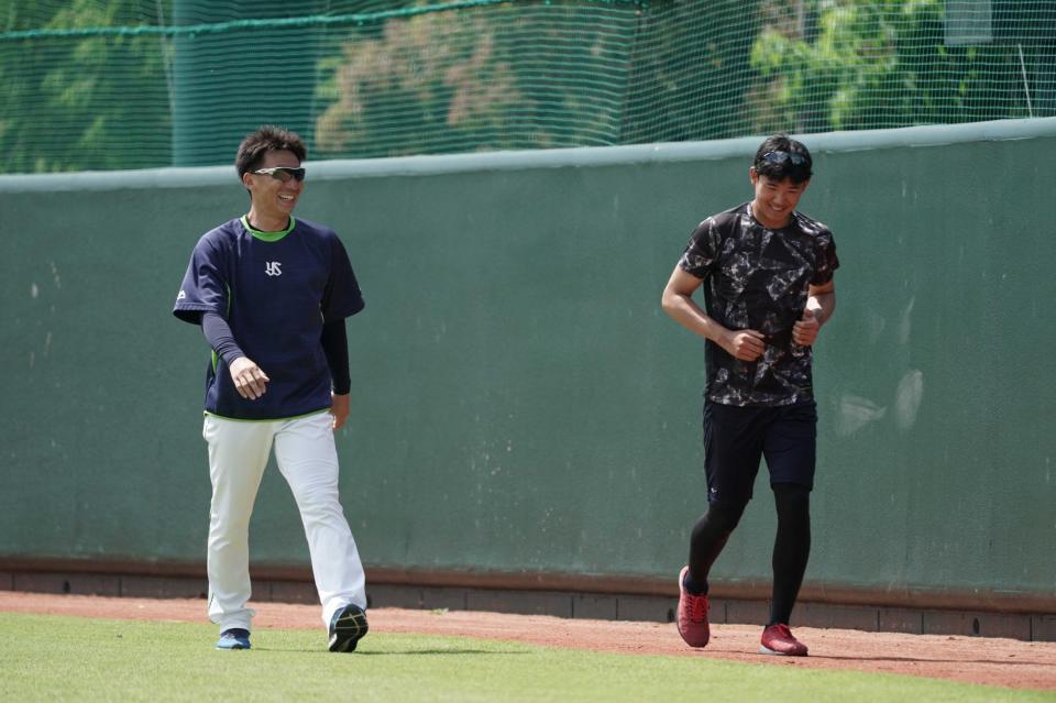 　奥川（右）と言葉を交わす嶋（球団提供）