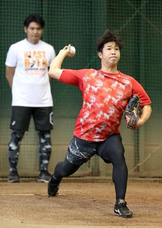 　杉内２軍投手コーチのもとで投げ込みを行った鍬原（球団提供）