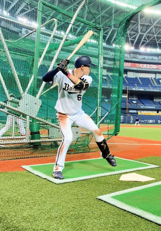 京セラドームでフリー打撃を行うオリックス・中川（球団提供）