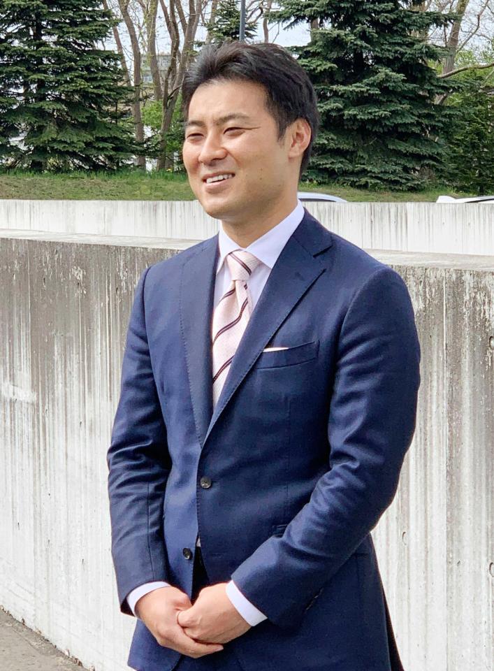 　小学校設立について語る田中賢介氏