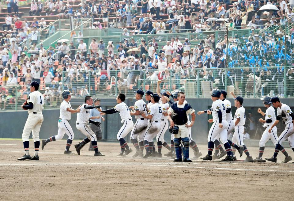 　高松商がサヨナラ勝ちで甲子園出場を決めた昨夏の香川大会