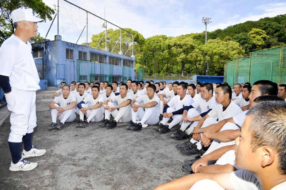 馬淵監督から甲子園中止の知らせを聞く野球部員
