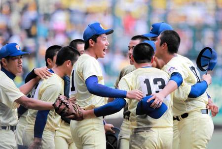 　決勝戦の９回、最後の攻撃を前にナインを鼓舞する奥川（中央）＝１９年８月１９日