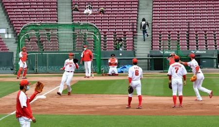 　マツダスタジアムでチーム練習を再開したプロ野球広島の選手ら＝２１日