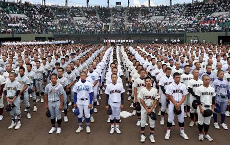 　昨年の兵庫大会開会式に臨む選手ら＝２０１９年７月６日、姫路市のウインク球場