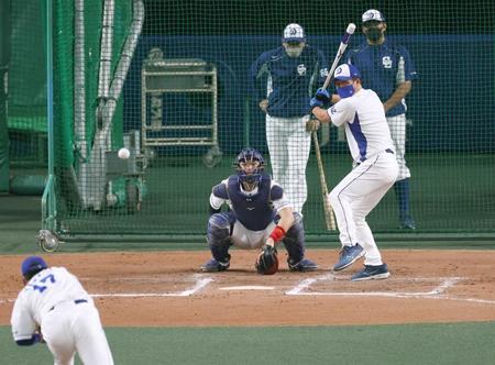 　シート打撃で打席に立ち、柳（手前左）の投球を見る与田監督