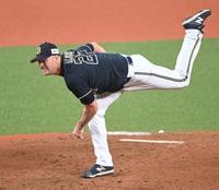 　力投するオリックス・アルバース（撮影・高部洋祐）