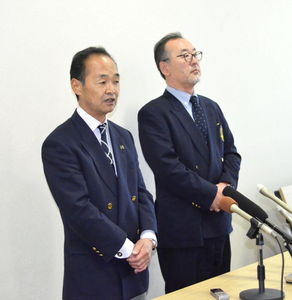 独自大会開催の方針を決めた茨城県高野連・榎戸専務理事（左）と塚本会長