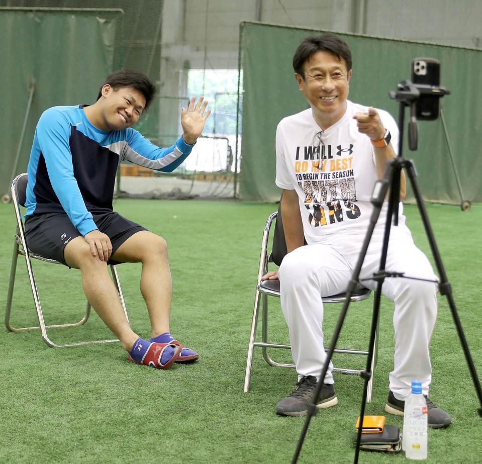 「インスタライブＱ＆Ａ」番外編に登場した巨人・宮本投手チーフコーチ（右）と田口