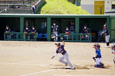 　北海道初の野球の独立リーグ開幕戦でプレーする選手＝３０日、美唄市営球場