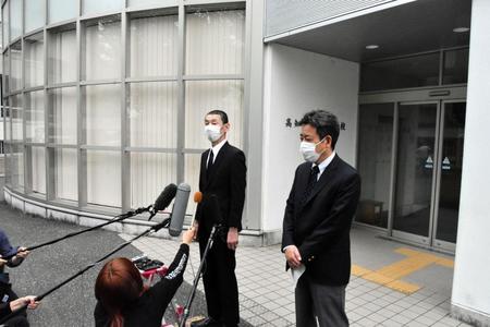 　運営委員会後に取材に応じる橋本浩会長（左）と山崎正明理事長