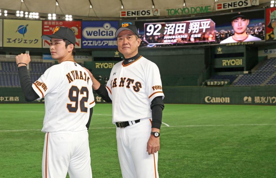 　支配下登録され，原監督（右）に祝福される沼田