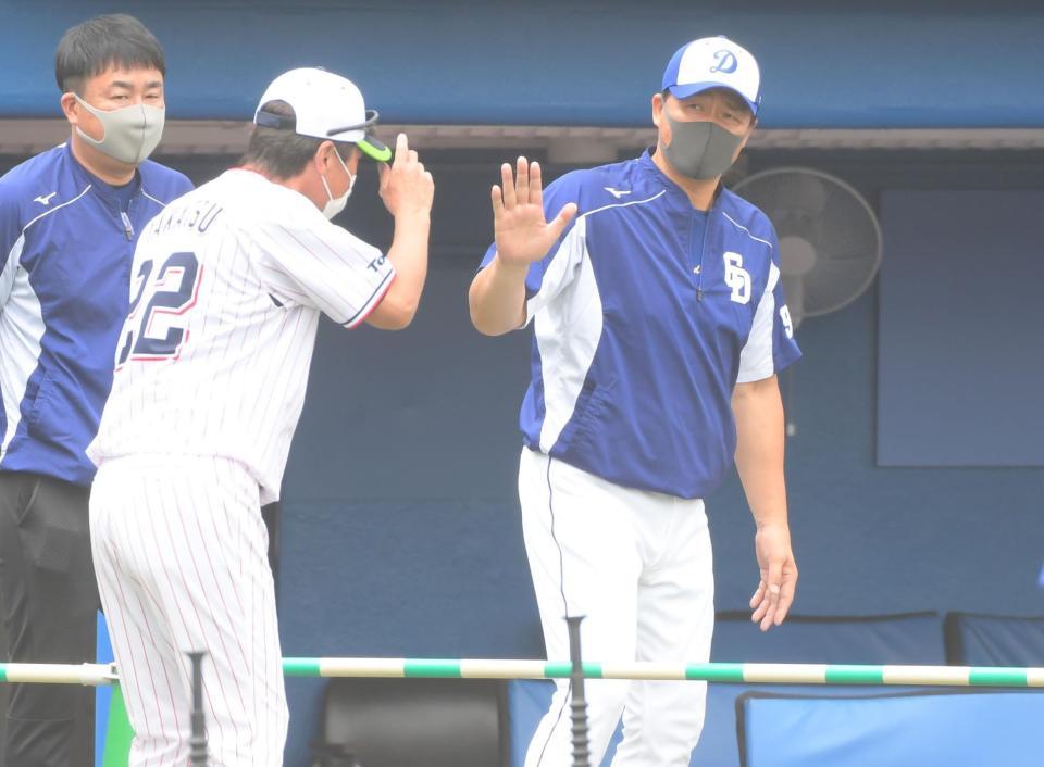 試合前、あいさつするヤクルト・高津監督と中日・与田監督（撮影・金田祐二）