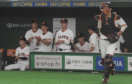 　２日、西武との練習試合に出場した巨人・坂本勇人（中央）と大城卓三（手前右）＝東京ドーム