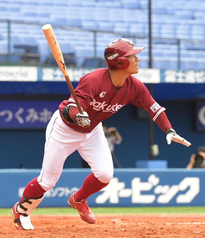 　５回、右中間に逆転２ランを放つ茂木