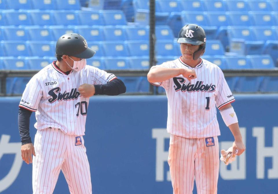 　２回、中安打を放った山田哲は河田コーチと“ヒジタッチ”（撮影・金田祐二）