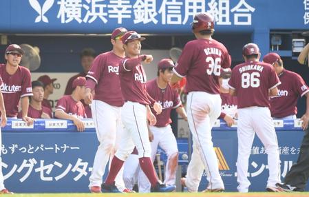 サヨナラ打を放った楽天・内田靖人（３６）を迎える楽天・茂木栄五郎ら楽天ナイン＝横浜スタジアム（撮影・中田匡峻）