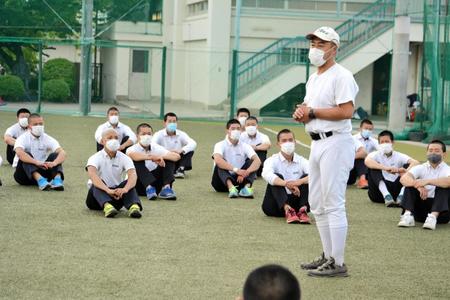 練習後、３年生に代替大会の開催決定を伝える大角監督（撮影・永井優花）