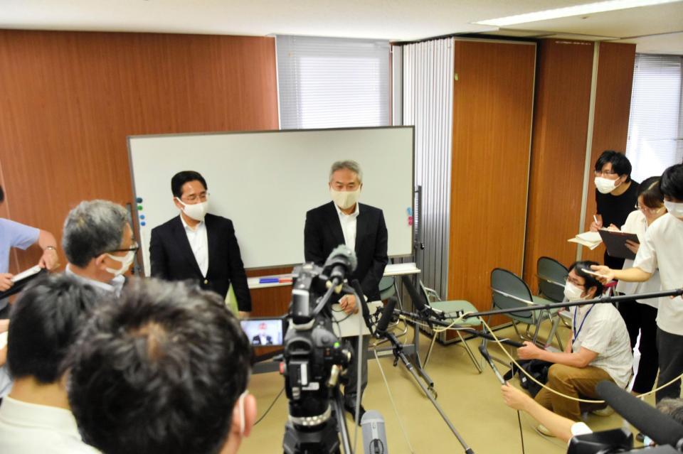 理事会後に質問に答える多田一也岡山県高野連会長（左）と野間貴之専務理事