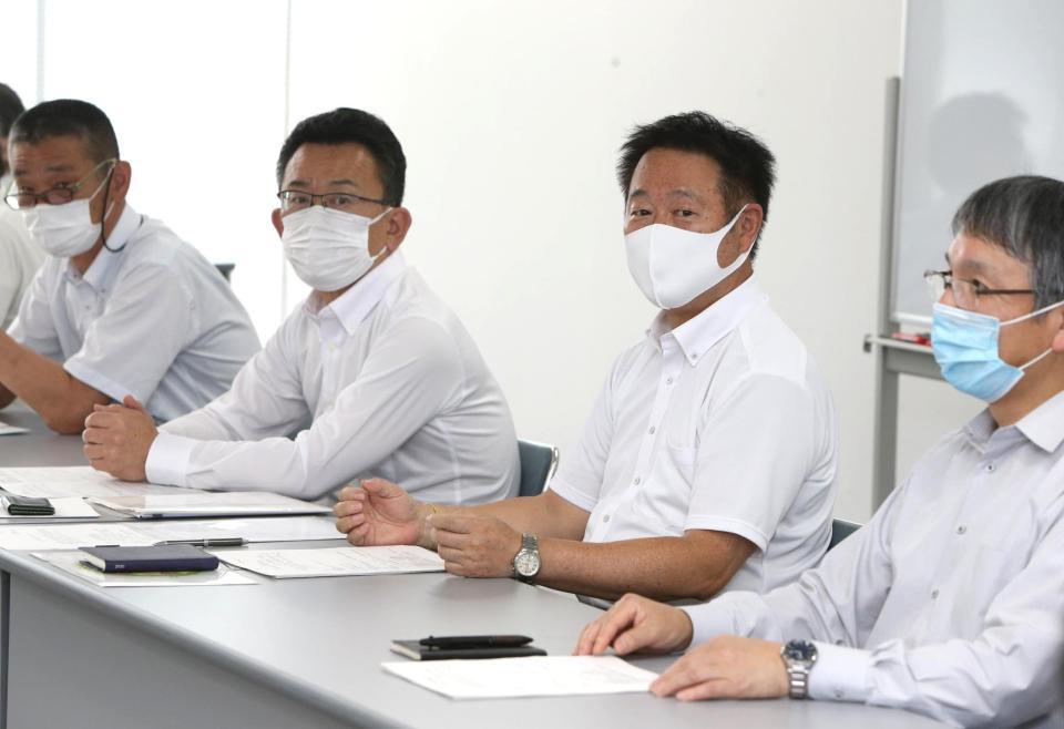 代替大会の開催について話し合った兵庫県高校野球連盟の理事会・支部長会。右から２人目は田靡幸夫会長、同３人目は福留和年理事長＝４日午後、神戸市中央区浪花町、朝日新聞社神戸総局（撮影・辰巳直之）