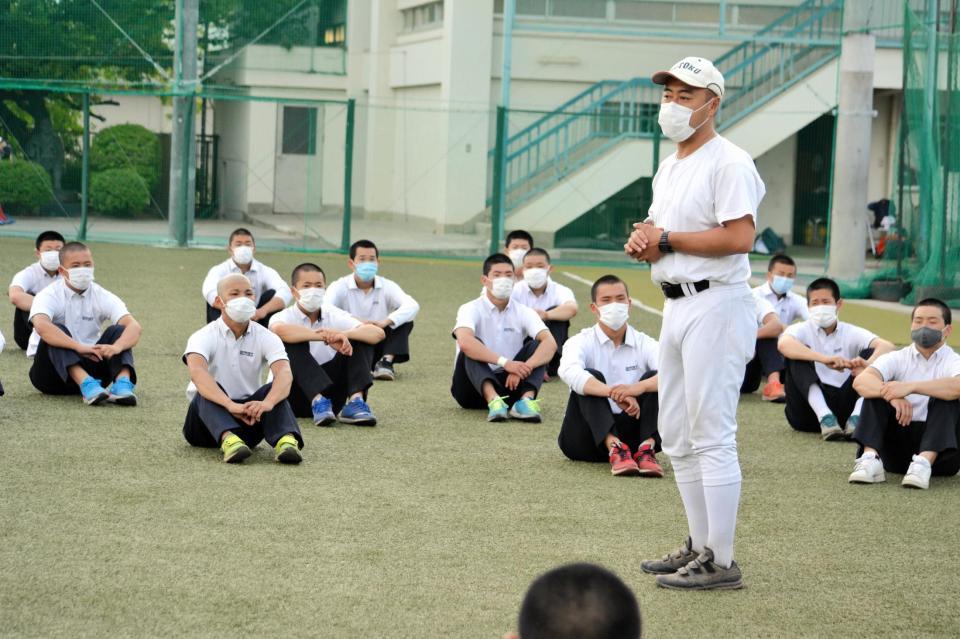 練習後、３年生に代替大会の開催決定を伝える大角監督（撮影・永井優花）