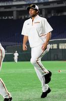 試合に向けてアップするサンチェス（球団提供）