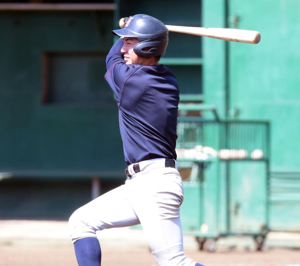 実戦形式の練習で中越え二塁打を放つ横浜高・度会隆輝＝横浜高校長浜グラウンド（撮影・金田祐二）