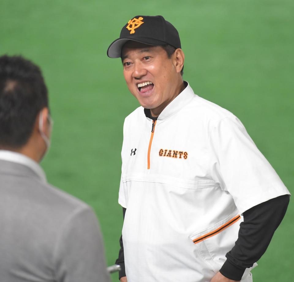 試合後、記者とご機嫌な様子で話す巨人・原辰徳監督＝東京ドーム（撮影・高石航平）