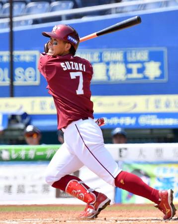 　２回、美馬から二塁打を放つ鈴木大