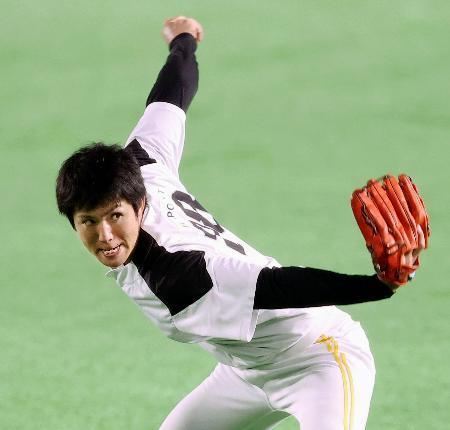 　調整するソフトバンク・高橋礼＝ペイペイドーム（代表撮影）