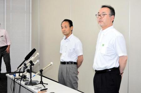 　独自大会の開催要項を発表した茨城県高野連・榎戸専務理事（左）と塚本会長