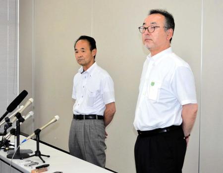 　独自大会の開催要項を発表した茨城県高野連・榎戸専務理事（左）と塚本会長