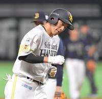 ７回、３ランを放ち、笑みを浮かべながらダイヤモンドを回るソフトバンク・柳田悠岐＝ペイペイドーム（撮影・高部洋祐）