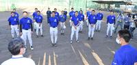 選抜大会の救済措置として甲子園交流大会の開催が校長先生から発表され聞き入る磐城高校ナイン＝福島県・磐城高校（撮影・三好信也）