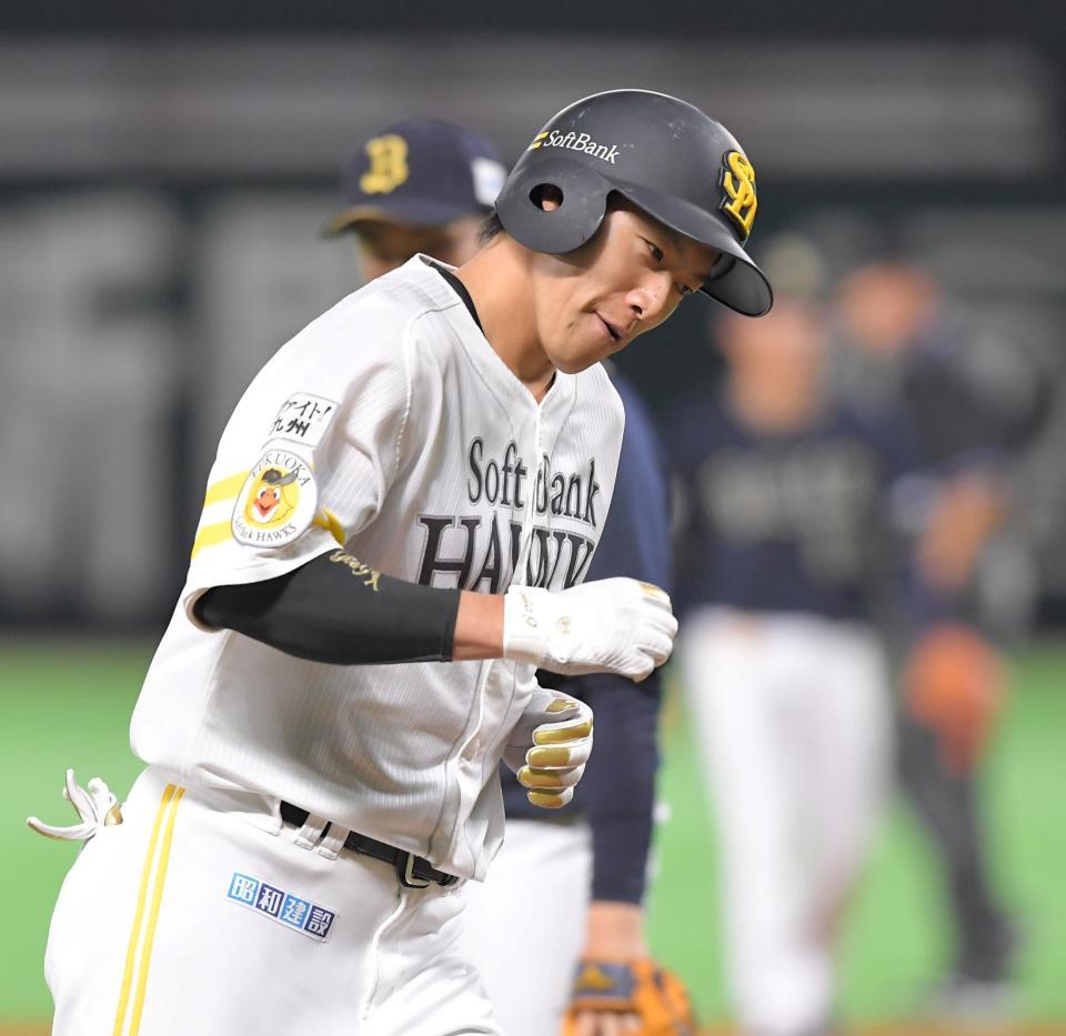 ７回、３ランを放ち、笑みを浮かべながらダイヤモンドを回るソフトバンク・柳田悠岐＝ペイペイドーム（撮影・高部洋祐）