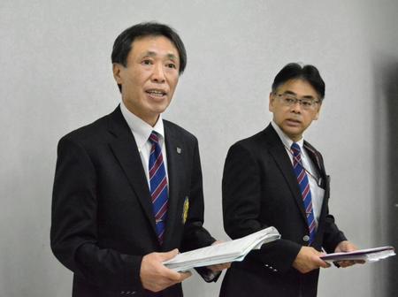 　８月に独自大会の開催を発表した埼玉県高野連・坂上会長（左）と神谷専務理事