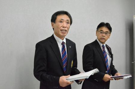 ８月に独自大会の開催を発表した埼玉県高野連・坂上会長（左）と神谷専務理事